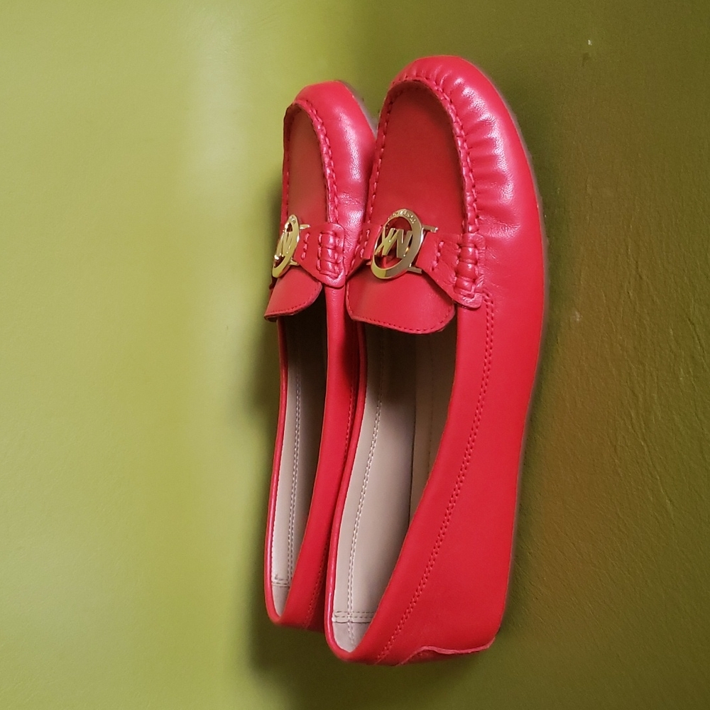 MK LOGO LEATHER FLATS - Picture 2 of 8